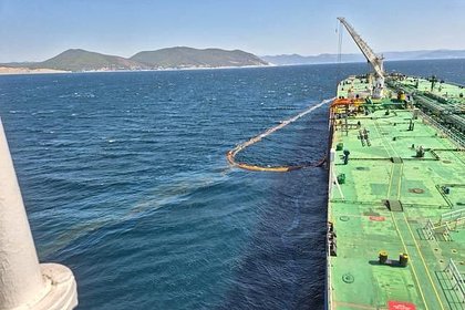 Назван объем попавшей в воду под Новороссийском нефти