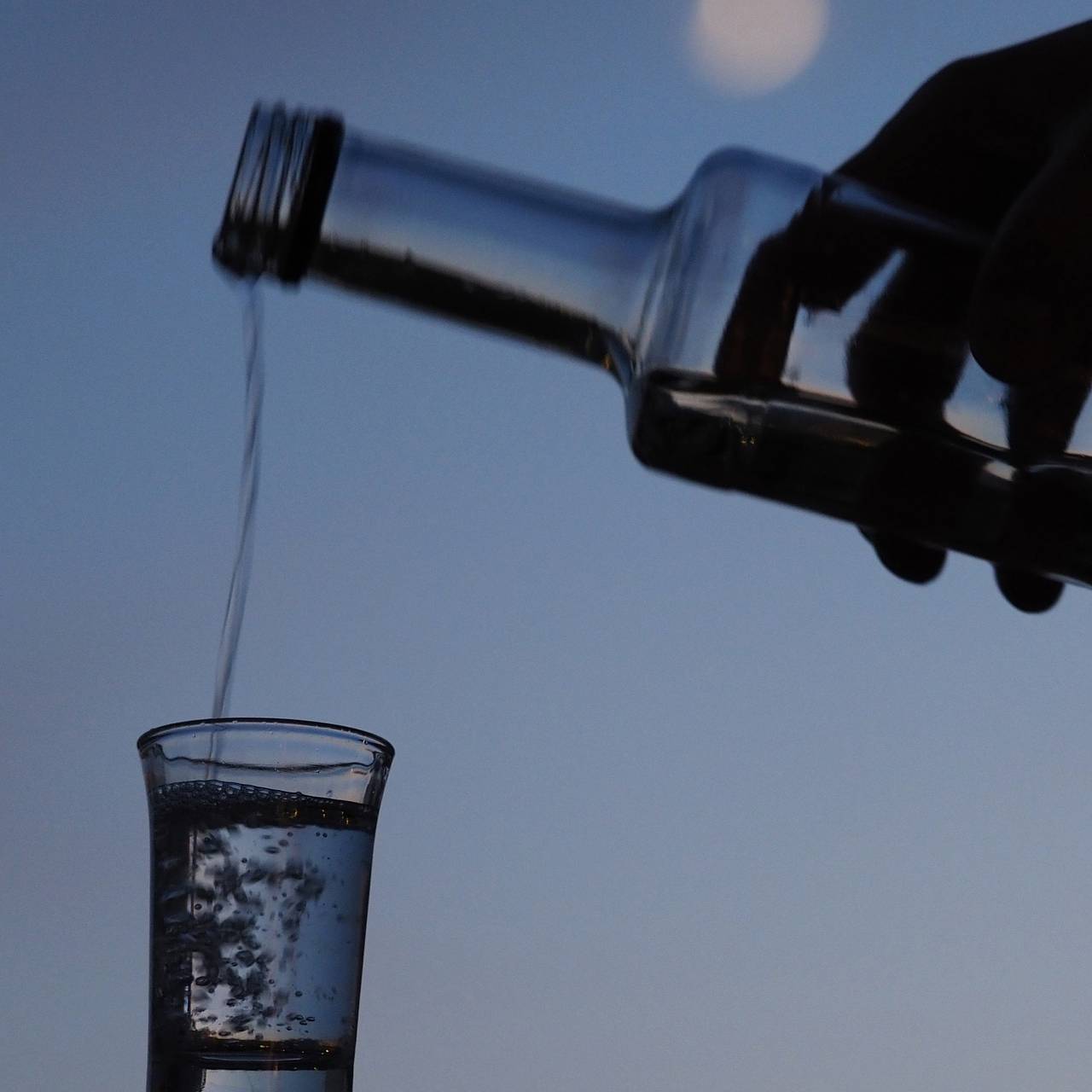 Появились подробности о смертельном отравлении алкоголем в России