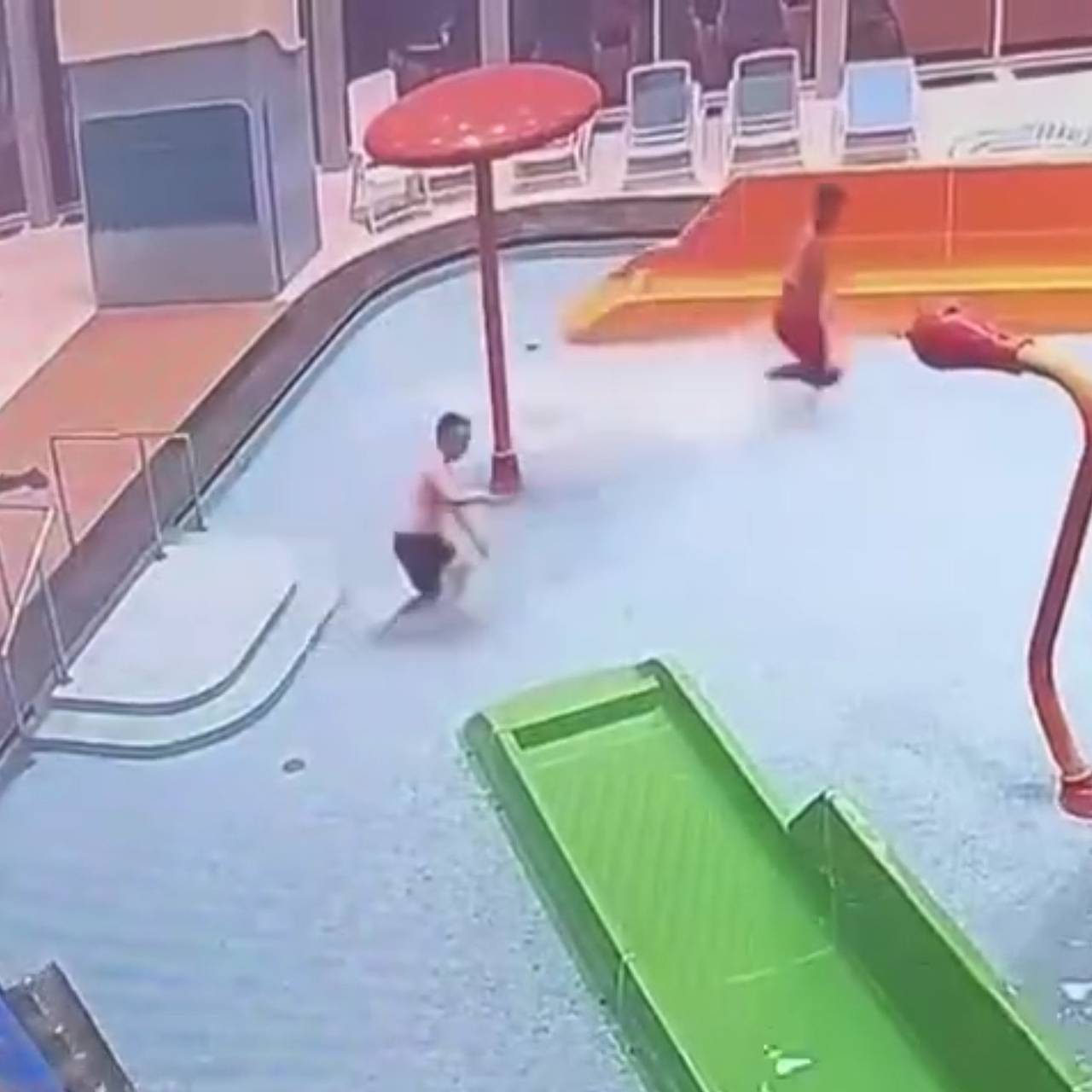 В российском городе отец тайком устроил сыну ночной праздник в аквапарке