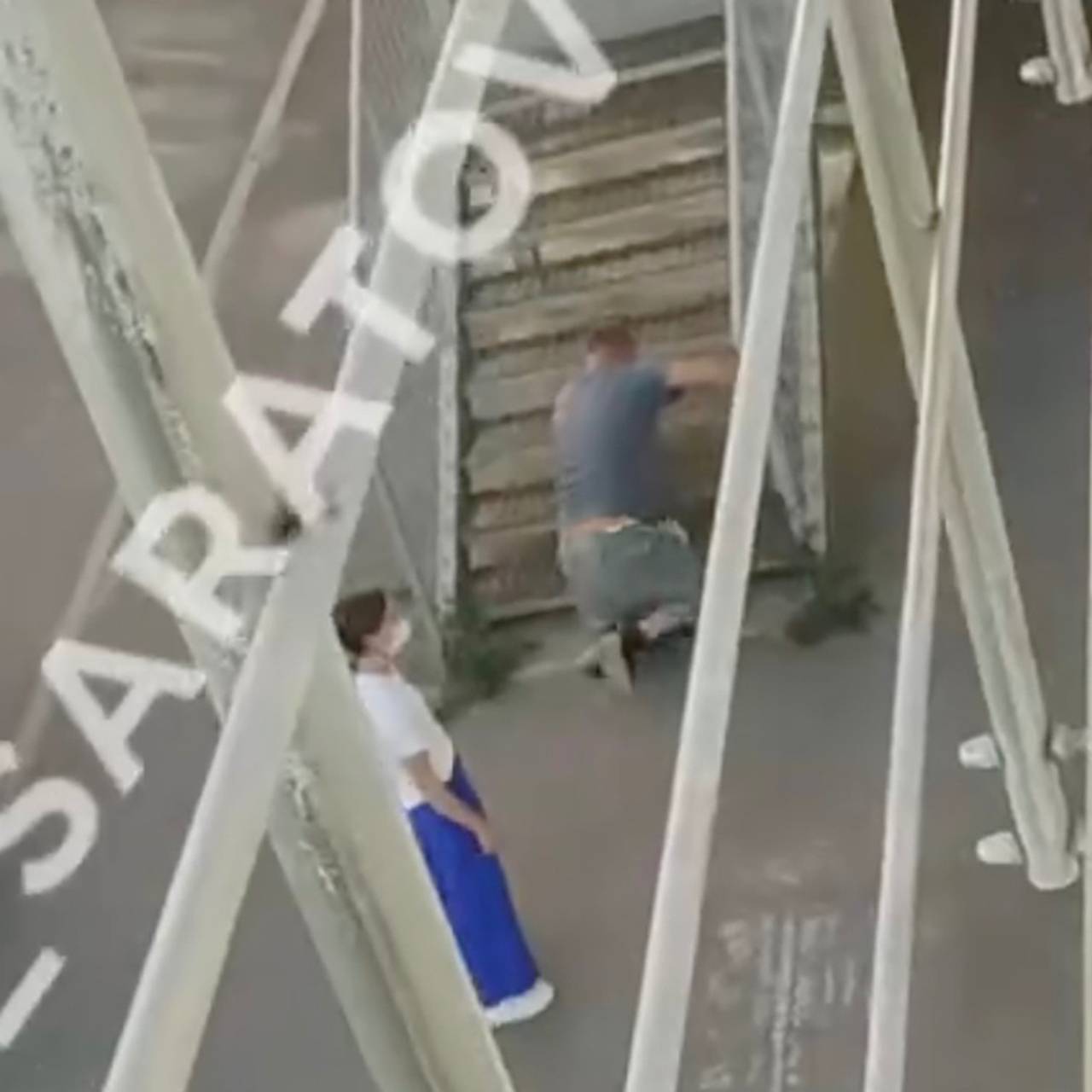 В российском городе инвалид полз в приемное отделение на четвереньках