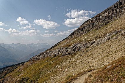 73-летняя женщина отправилась с группой туристов в горы и сорвалась вниз у них на глазах