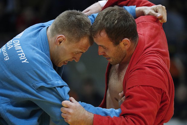 Дмитрий Елисеев (слева)