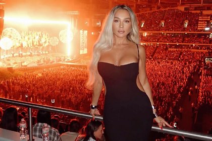Анна Седокова пришла на концерт в облегающем платье с глубоким декольте