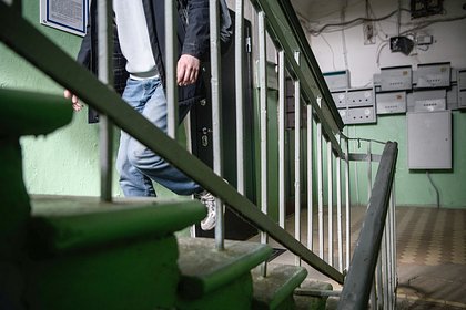 Мужчина надругался над российской школьницей в подъезде ее дома