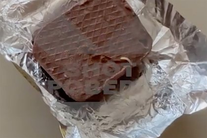 Россиянка нашла в конфетах из «Магнита» червей и сняла на видео