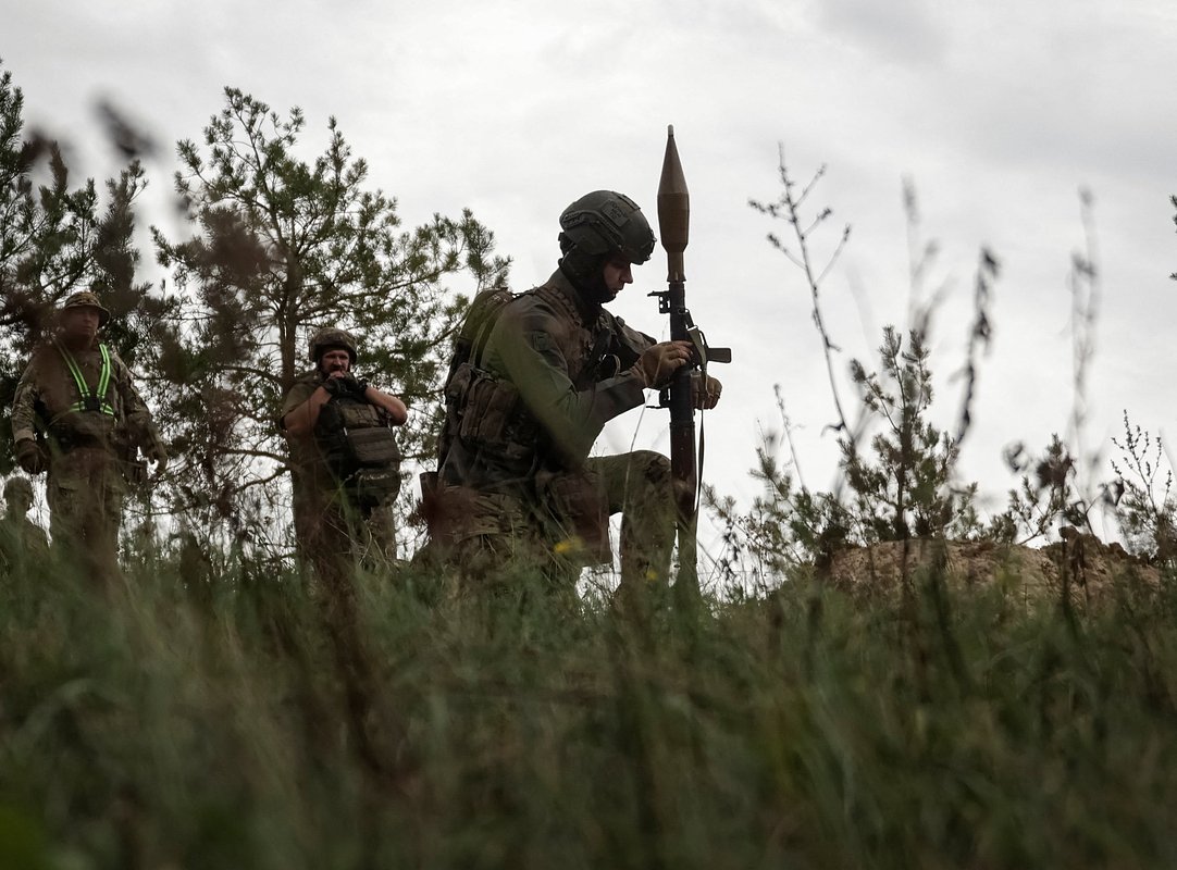 Военнослужащие 115-й отдельной механизированной бригады Вооруженных сил Украины с гранатометом РПГ-7 на полигоне в Харьковской области, Украина, 23 августа 2025 года
