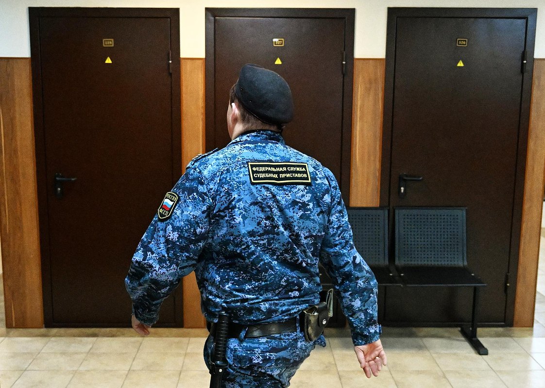 Сотрудник Федеральной службы судебных приставов в здание суда