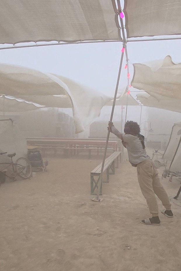 Пыльная буря возле места проведения фестиваля Burning Man в пустыне Блэк-Рок, за день до начала ежегодного фестиваля, в Герлахе, штат Невада, США