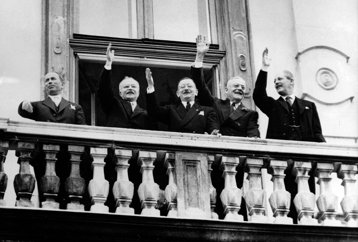 Министр иностранных дел Франции Антуан Пине, министр иностранных дел СССР Вячеслав Молотов, министр иностранных дел Австрии Леопольд Фигль, государственный секретарь США Джон Фостер Даллес и министр иностранных дел Великобритании Гарольд Макмиллан после подписания Австрийского государственного договора, Бельведер, Вена, Австрия, 15 мая 1955 года
