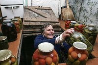 «Распознать опасность невозможно» Россияне делают все больше консервов. Почему они становятся смертельно ядовитыми?