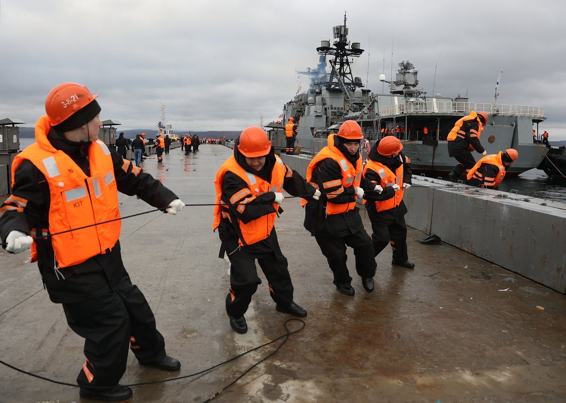 Большой противолодочный корабль «Вице-адмирал Кулаков» во время швартовки, Североморск, Россия, 15 сентября 2022 года