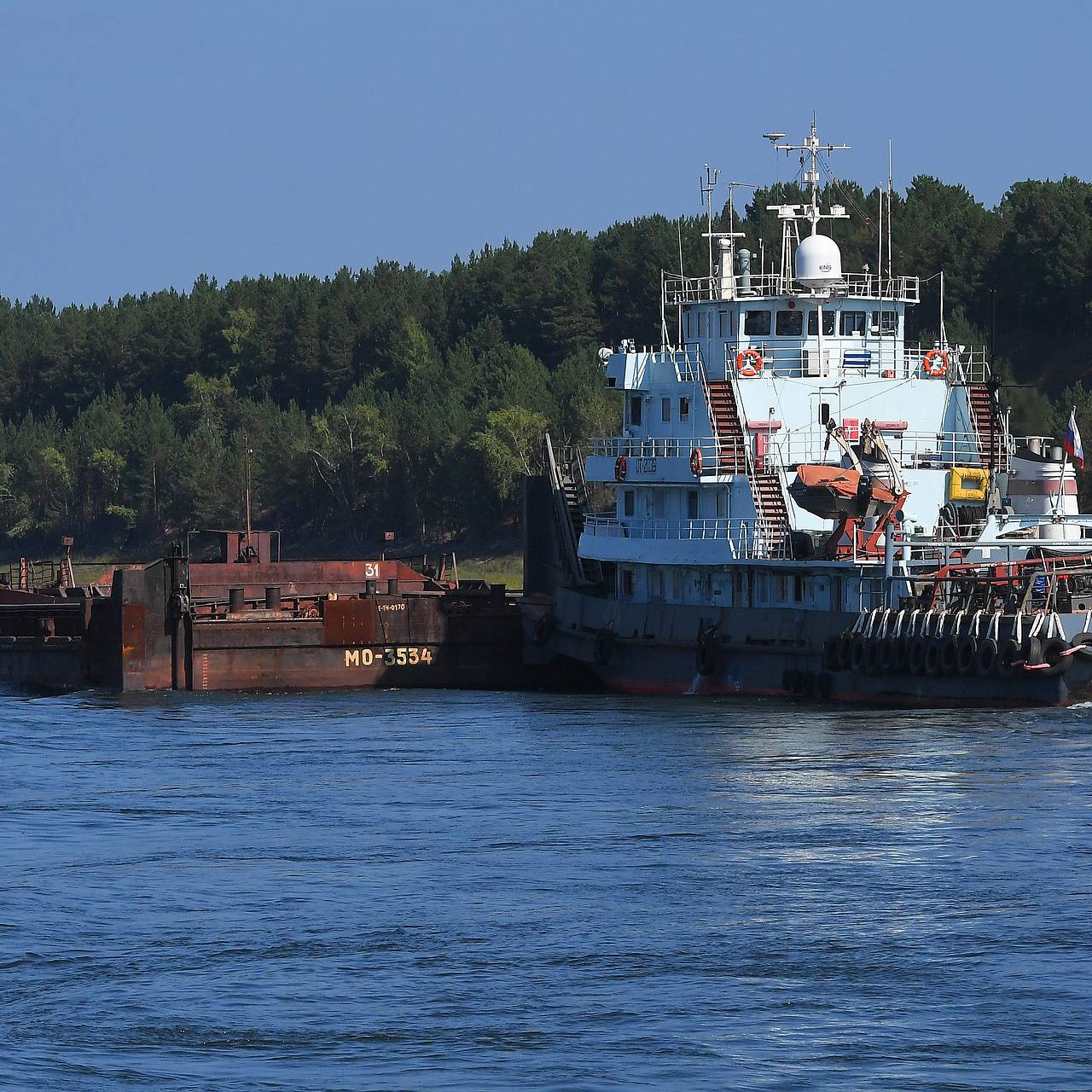 Буксир с баржами снес рыбацкую лодку в российском регионе