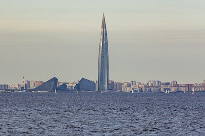 В Санкт-Петербурге теплоход врезался в мост