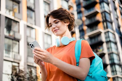 iPhone будут носить через плечо