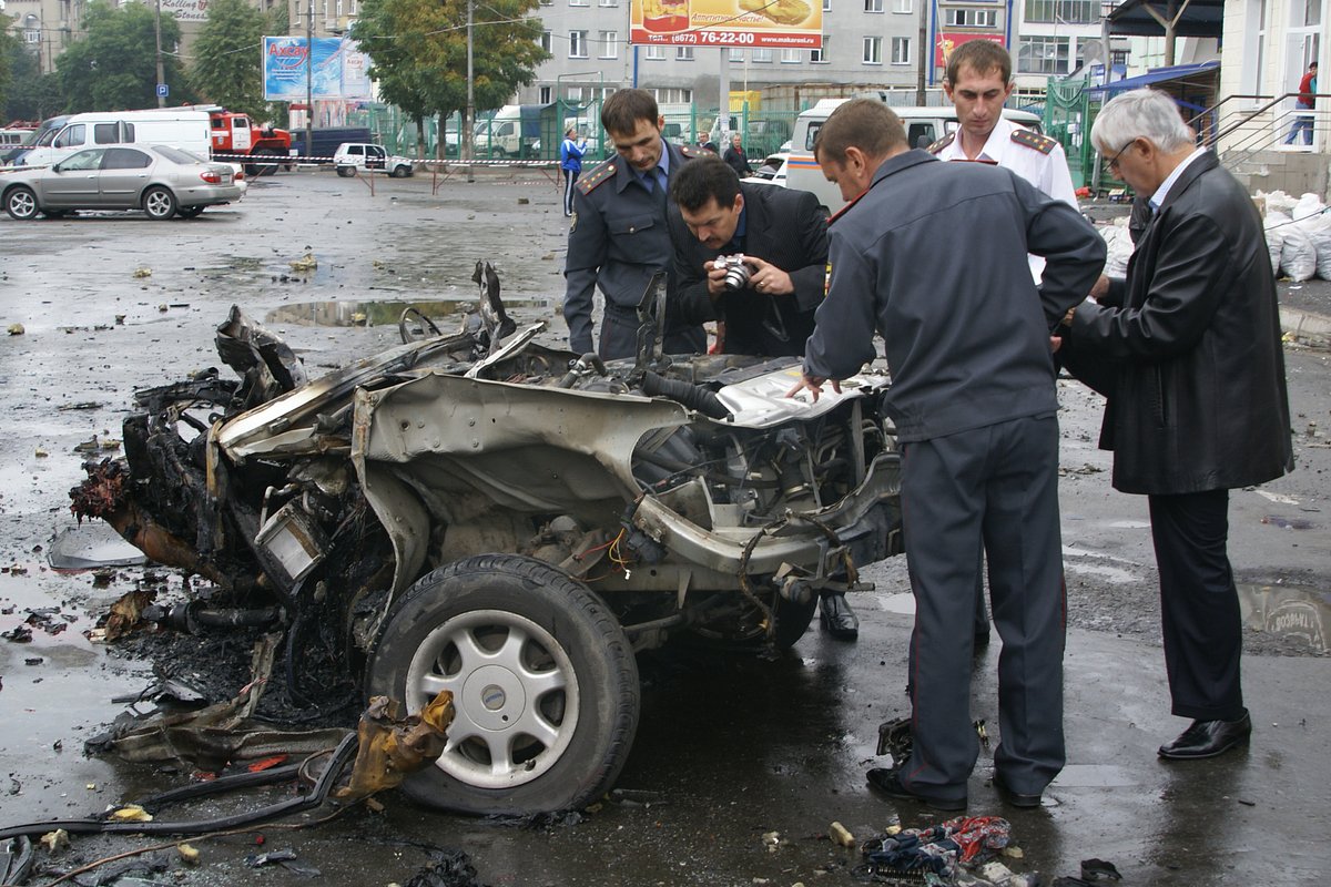 Следователи на месте взрыва у Центрального рынка Владикавказа, 9 сентября 2010 года