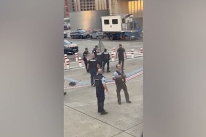 Пьяный пассажир довел до слез и драки людей на борту из-за попыток открыть аварийную дверь