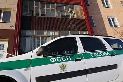 Отец-должник спрятался от приставов на балконе российской квартиры