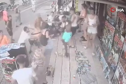 Толпа туристов устроила массовую драку с торговцами в Турции и попала на видео