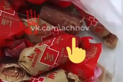 Россиянин показал на видео купленные в «Магните» конфеты с личинками