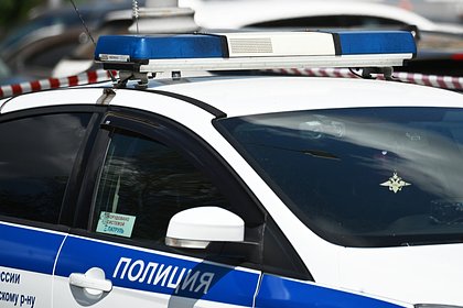 Российский подросток поджег Библию и пнул ее