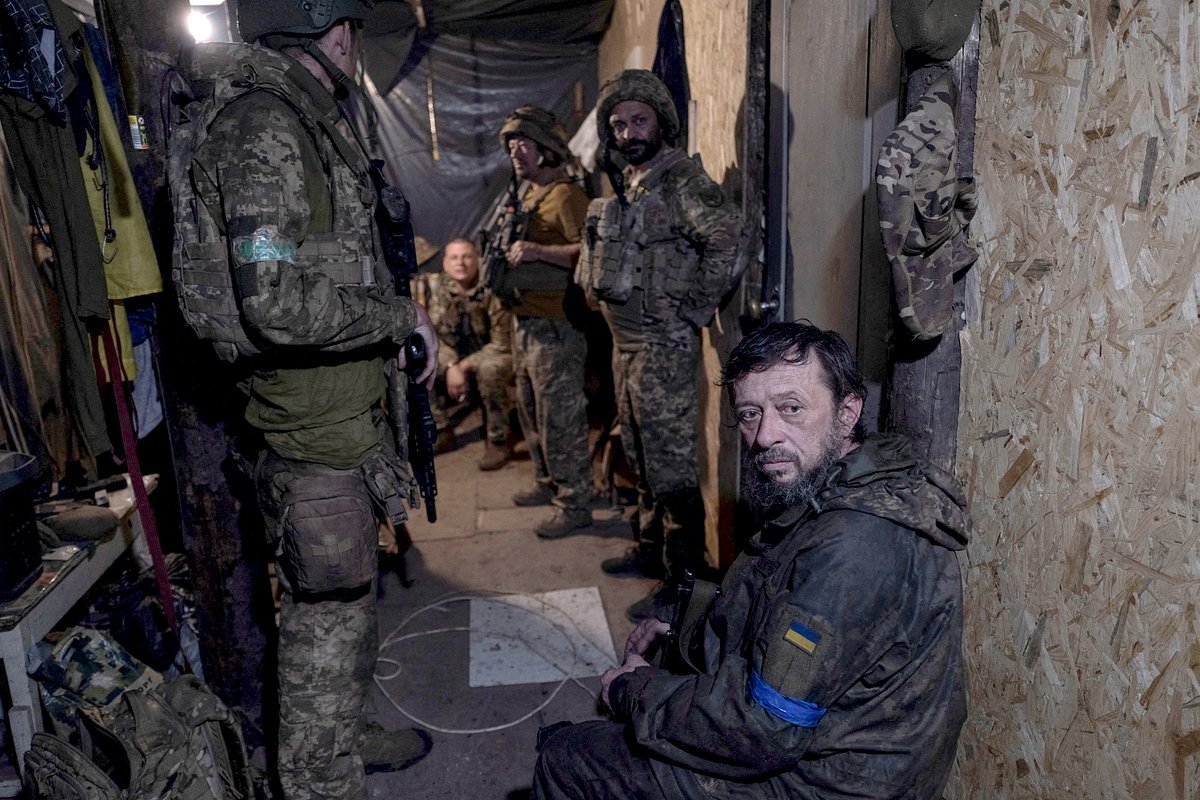 Украинские военнослужащие отдыхают после возвращения с передовой, территория Донецкой народной республики 