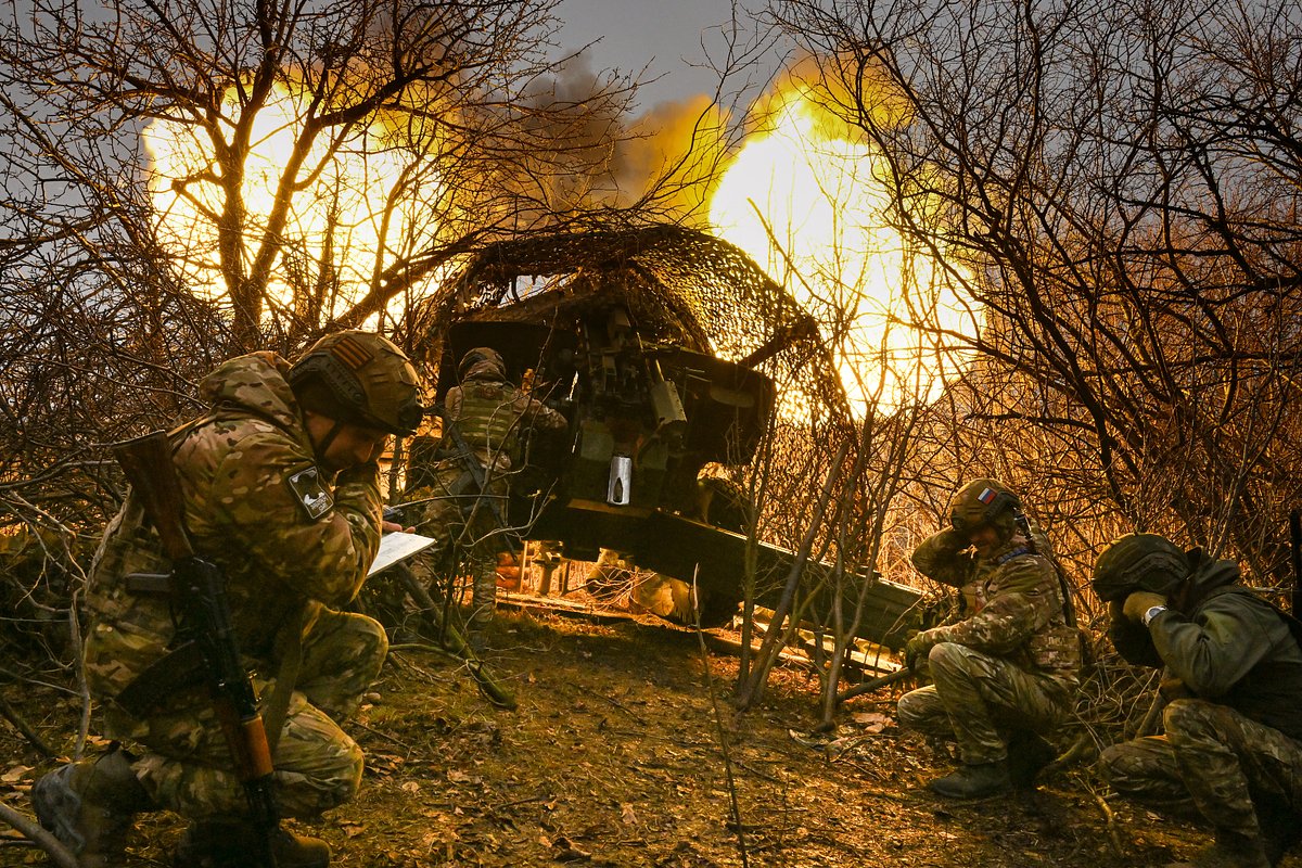 Военнослужащие группировки войск «Центр» Вооруженных сил России ведут огонь высокоточными снарядами «Краснополь» из гаубицы 2А65 «Мста-Б», Донецкая народная республика (ДНР), Россия