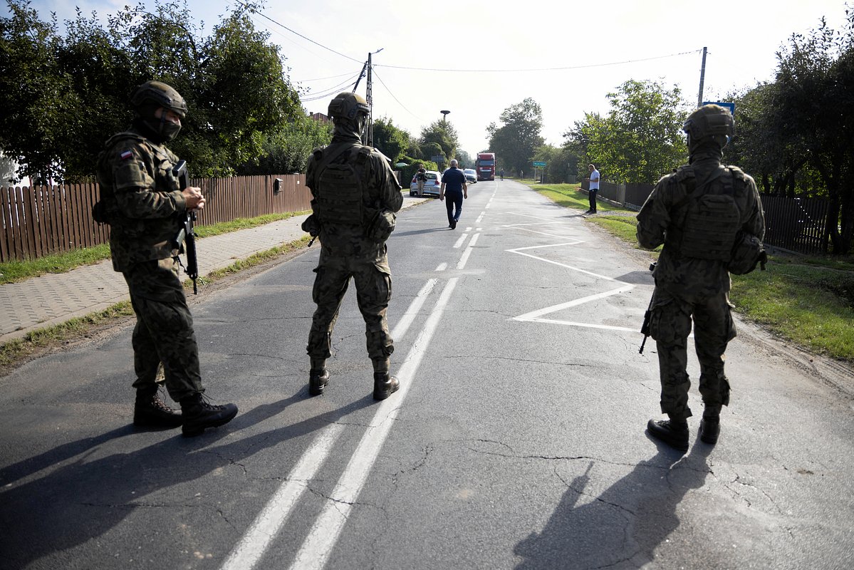 Военнослужащие Войска Польского патрулируют улицу после инцидента с дронами в гмине Вырыки, Люблинское воеводство, Польша, 10 сентября 2025 года