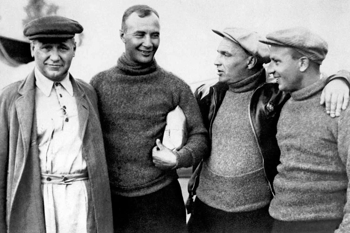 Андрей Туполев и члены экипажа АНТ-25: Александр Беляков, Валерий Чкалов, Георгий Байдуков