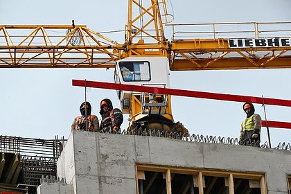 Мигранта насмерть засыпало песком на севере Москвы