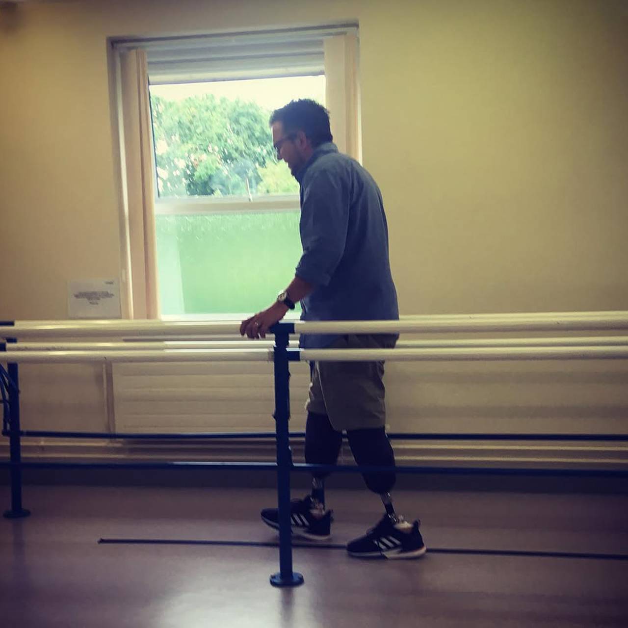 Врач остался без ног, но не сдался и стал примером для миллионов. Какую страшную тайну он скрывал и почему сейчас он в тюрьме?