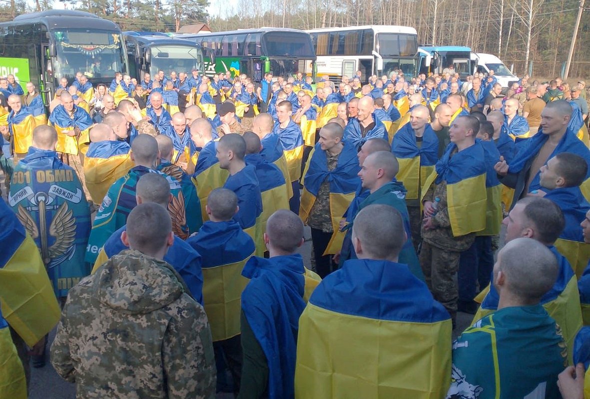 Украинские пленные рядом с автобусами после обмена, 19 апреля 2025 года