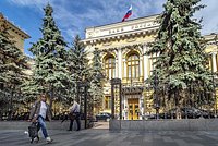Центробанк опустил ключевую ставку. Что это значит для простых россиян? 