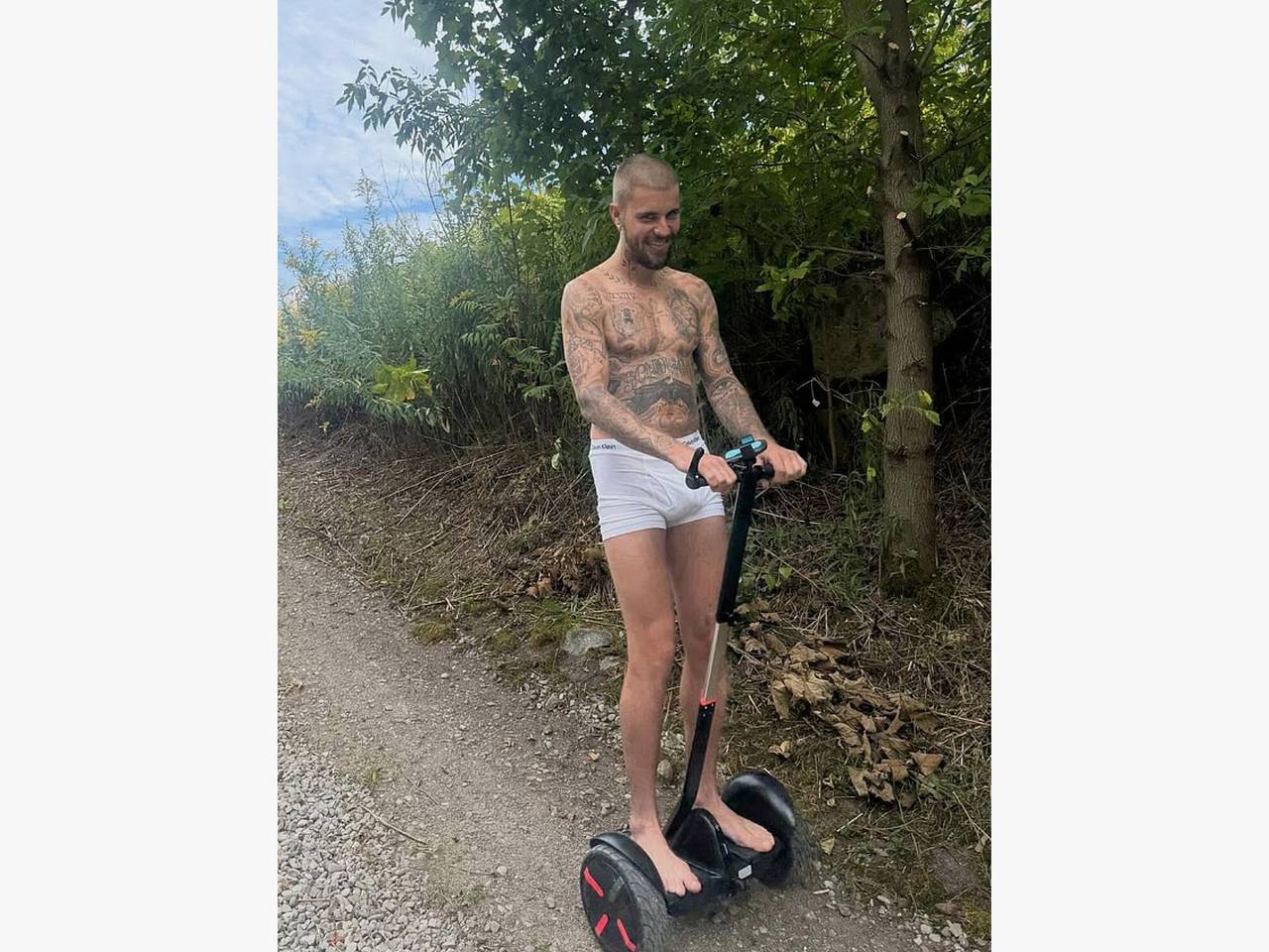 Қыздар жігіттің жұлқынып тұрғанын көреді