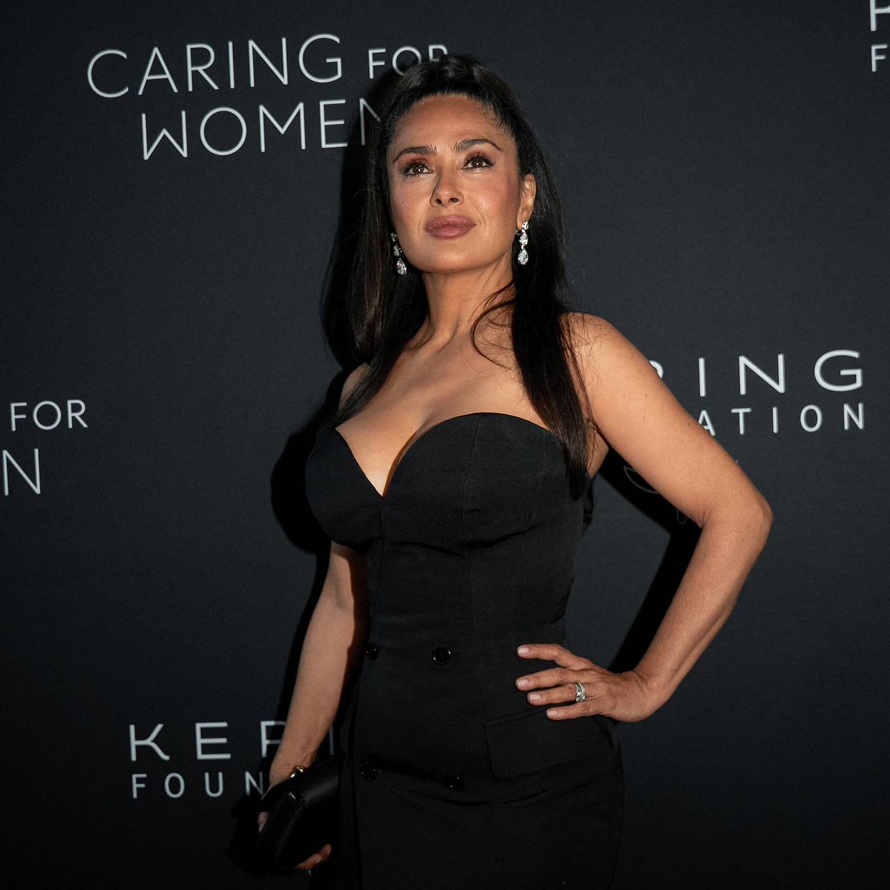 Күйеуі көршінің мысығын жалайды, ал әйелі жұлқиды