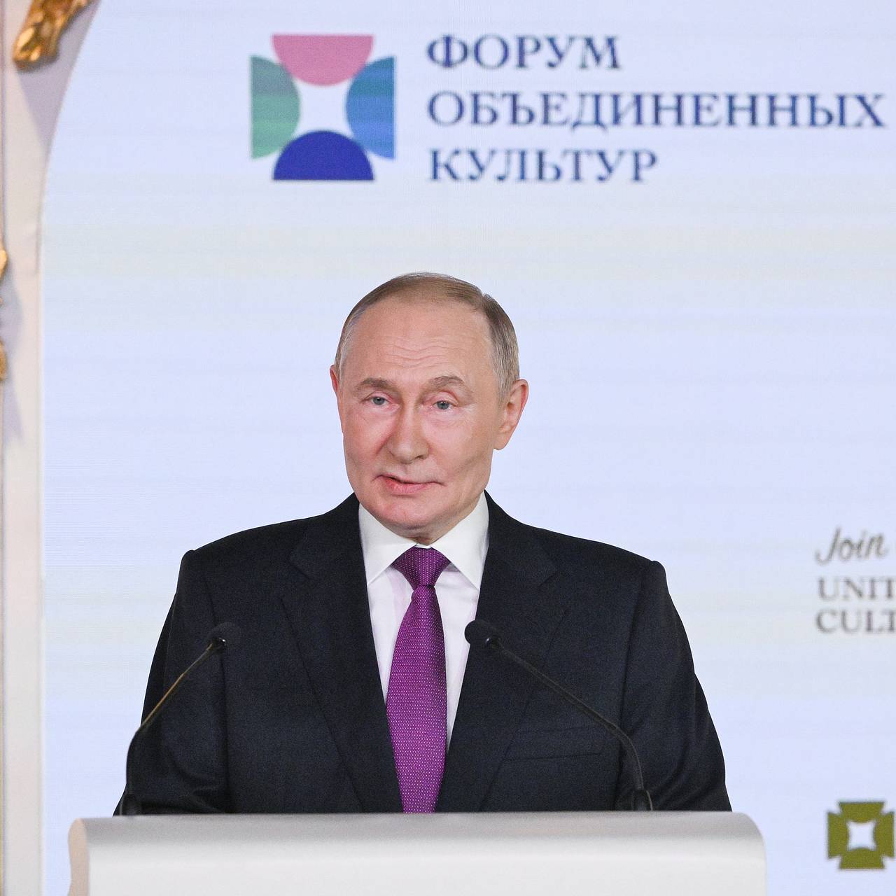 Путин призвал к укреплению взаимодействия между писателями