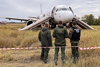 «Это была невыполнимая задача» Российский пилот посадил самолет в поле и спас 167 человек. Почему он стал фигурантом дела?