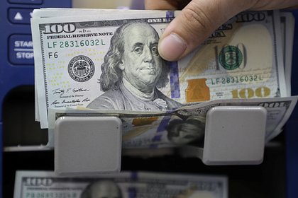 Доля долларов в расчетах за российскую нефть упала до минимума