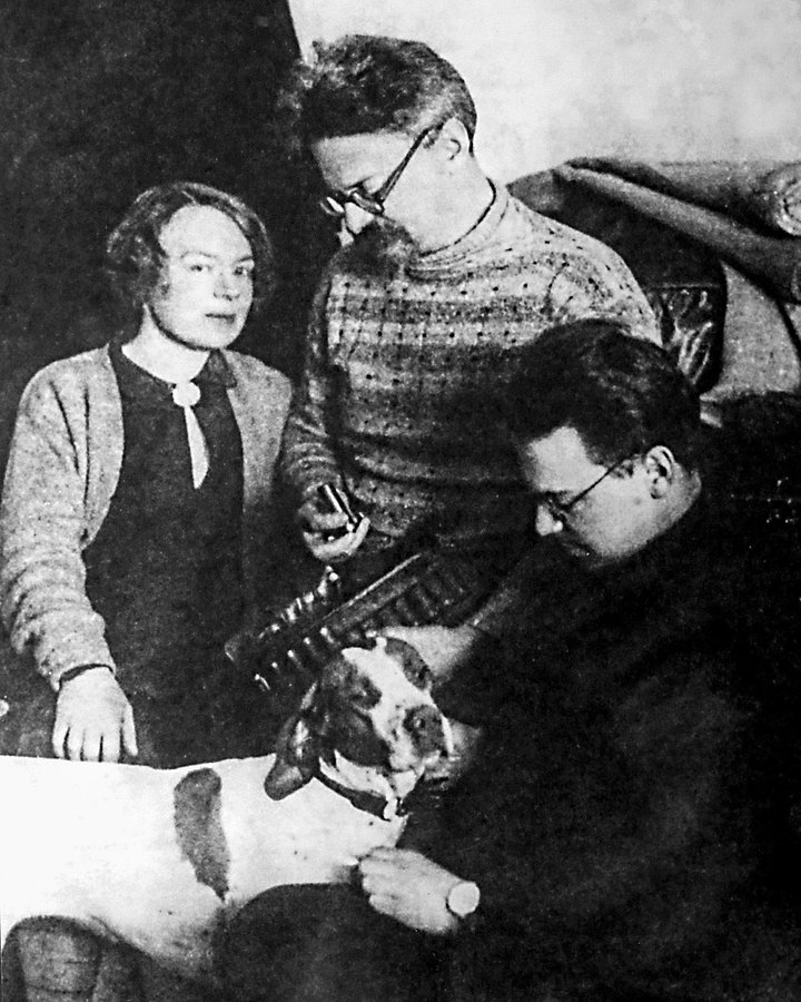 Лев Троцкий с семьей в Алма-Ате, 1928 год
