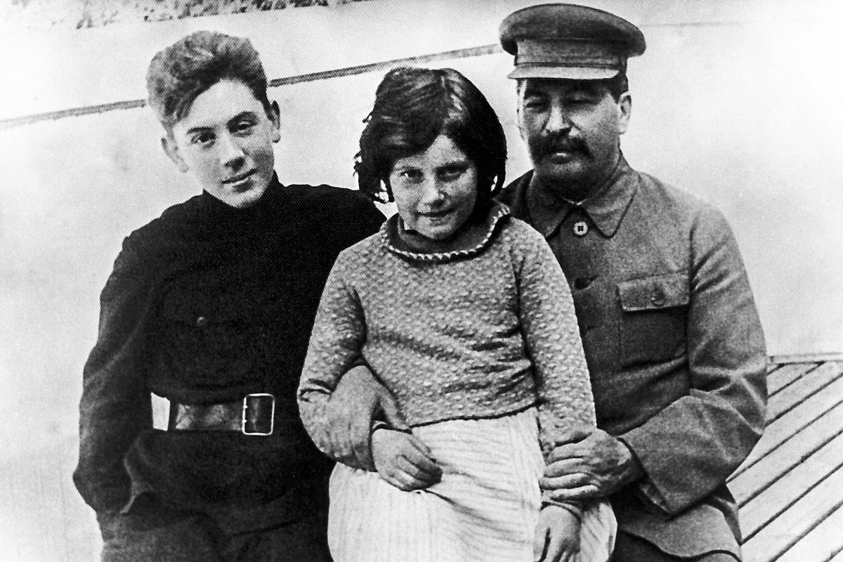 Иосиф Сталин с младшими детьми — Светланой и Василием, 1930-е годы