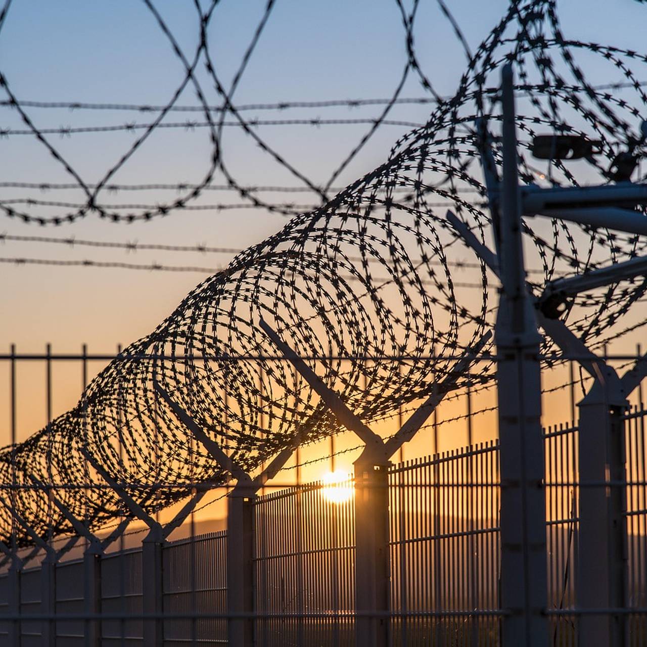 Обвиняемый в убийстве Чарли Кирка предстал перед судом по видеосвязи