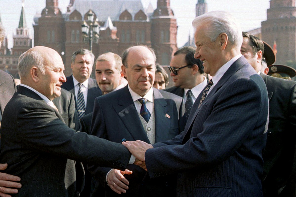 Борис Ельцин (справа) и Юрий Лужков (слева) на Манежной площади, 1997 год