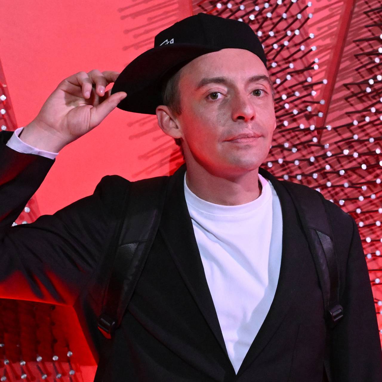 Актера Театра имени Ленсовета прооперировали после падения из окна