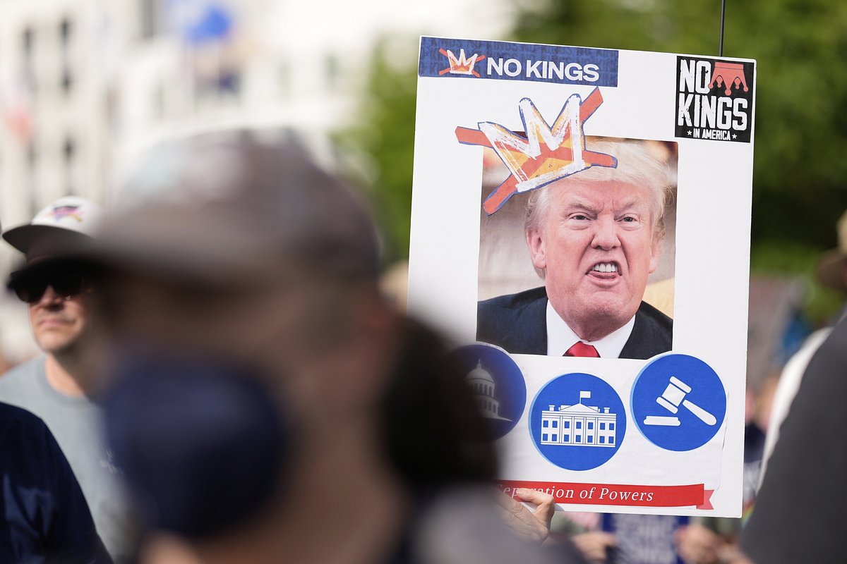 Плакат на митингах No Kings против президента США Дональда Трампа, Атланта, штат Джорджия, США, 14 июня 2025 года