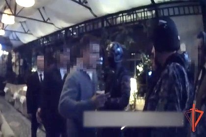 Осмелевший мужчина «дернул пацанов» из Росгвардии на улицу и попал на видео