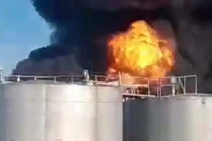Мощный пожар на украинской нефтебазе сняли на видео