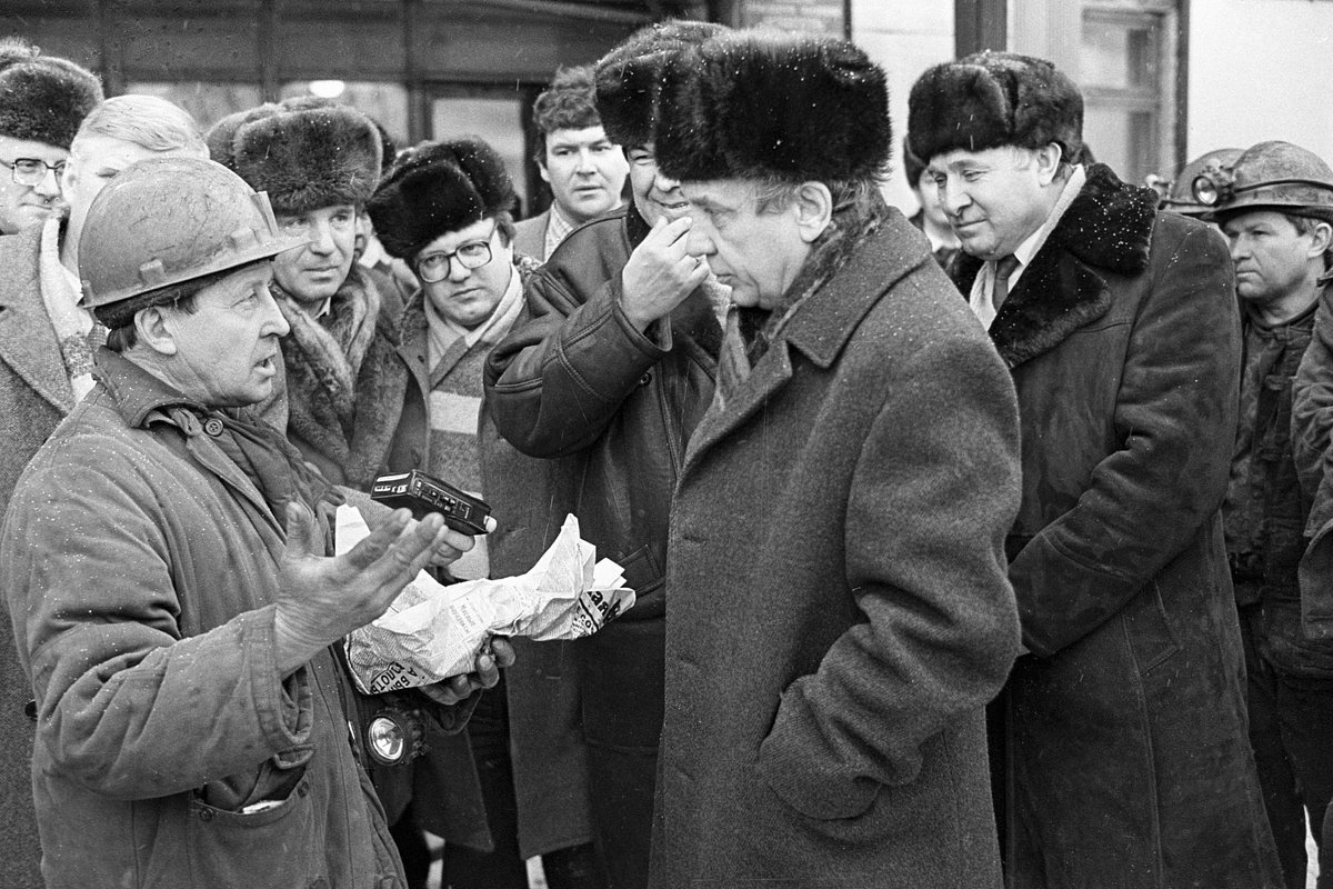 Вице-президент Геннадий Янаев беседует с горняками шахты «Абашевская» в Кузбассе, начало 1991 года 