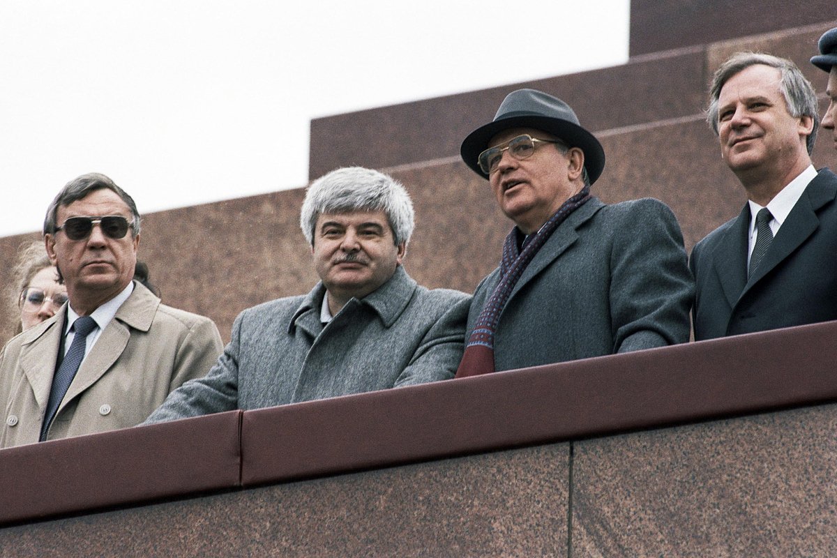 Глава ВЦСПС Геннадий Янаев, председатель Моссовета Гавриил Попов, президент СССР Михаил Горбачев и премьер Николай Рыжков (слева направо) на митинге-маевке, 1 мая 1990 года 