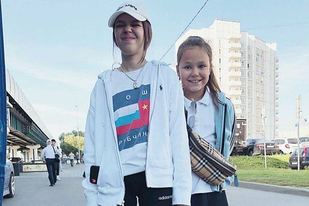 Инстасамка и ее сестра Маргарита (слева направо)