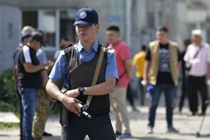 В Киргизии чиновники пришли на совещание и вышли в наручниках