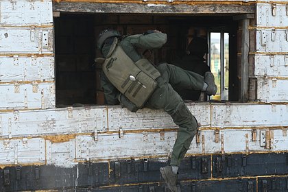 Украинский военный напал на российского из-за кустов и поплатился